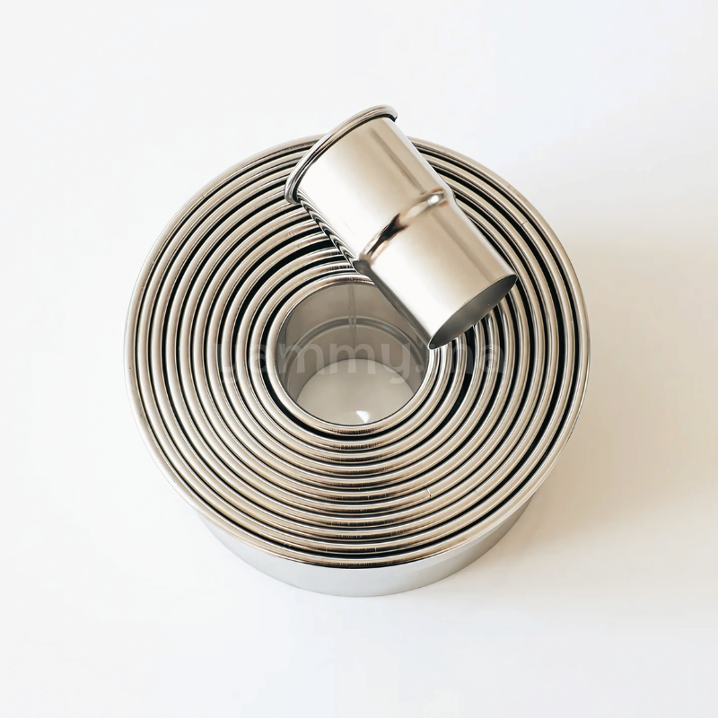 SET. 12 Emporte-pièces Ronds Simples en Inox Hauteur 5cm