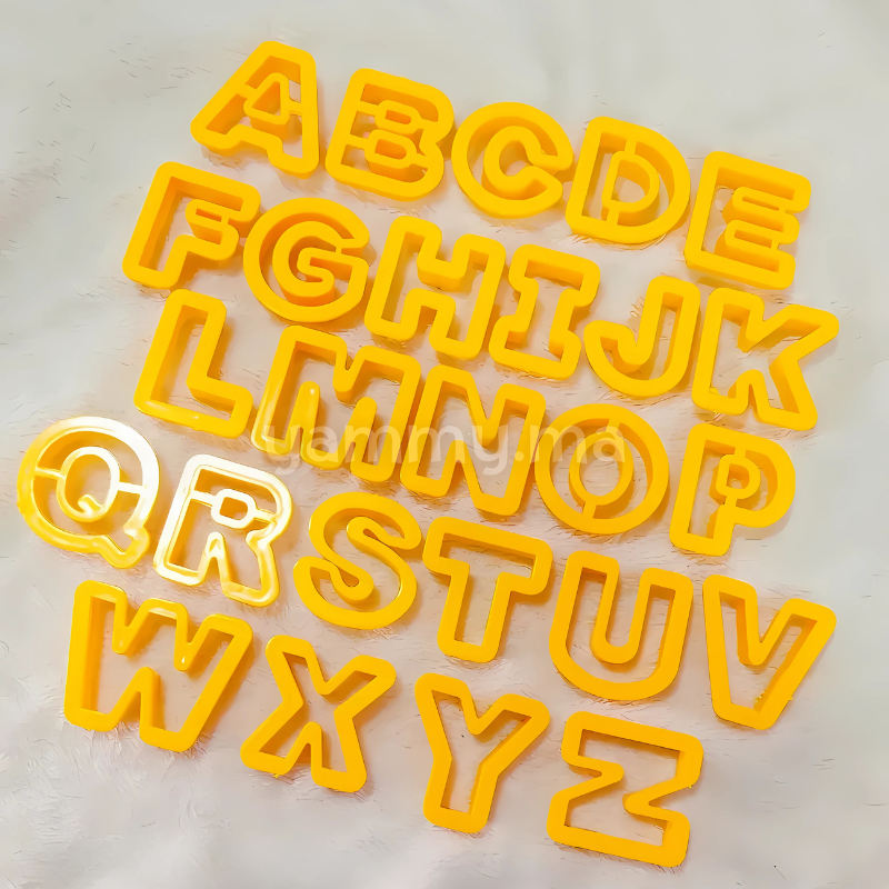 SET. 26 Emporte-pièces Alphabet 5 cm Jaune