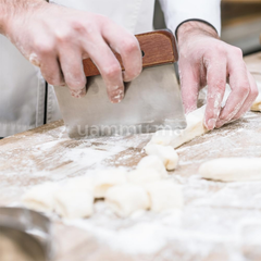 Grattoir Coupe-Pâte en Inox avec Manche en Bois 15 cm